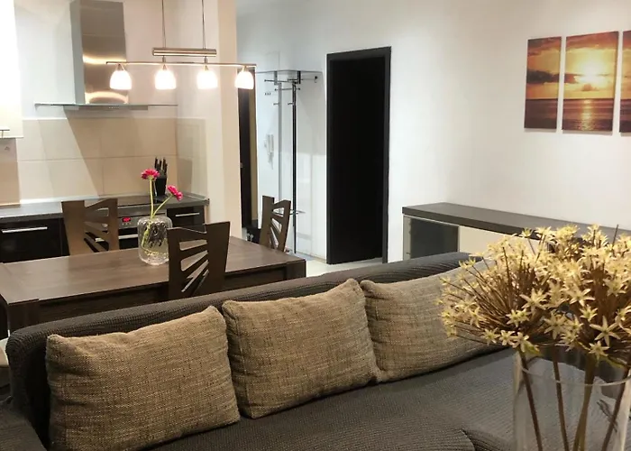 Apartament Topolova With Free Private Parking - Centre - Near Old Town - Large Terrace & Air Conditioning *